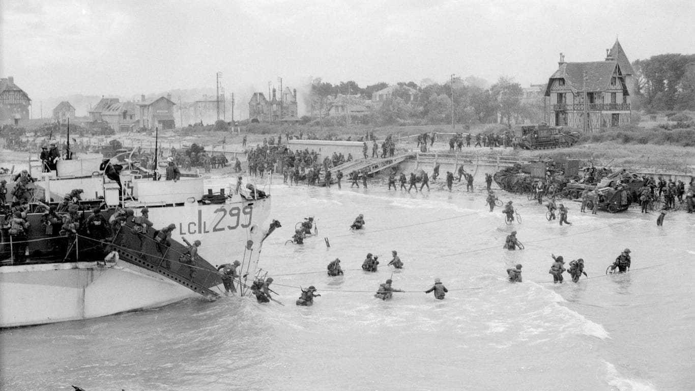 Zunächst erreichten US-Soldaten die Küste der Normandie, wenig später kamen britische und kanadische Soldaten an weiteren Stränden an: Das Foto zeigt die Ankunft kanadischer Truppen am Juno-Strand bei Bernières Sur Mer.