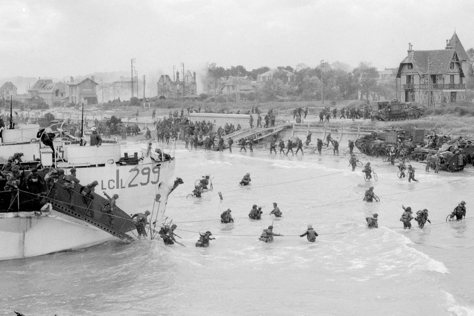 Zunächst erreichten US-Soldaten die Küste der Normandie, wenig später kamen britische und kanadische Soldaten an weiteren Stränden an: Das Foto zeigt die Ankunft kanadischer Truppen am Juno-Strand bei Bernières Sur Mer.