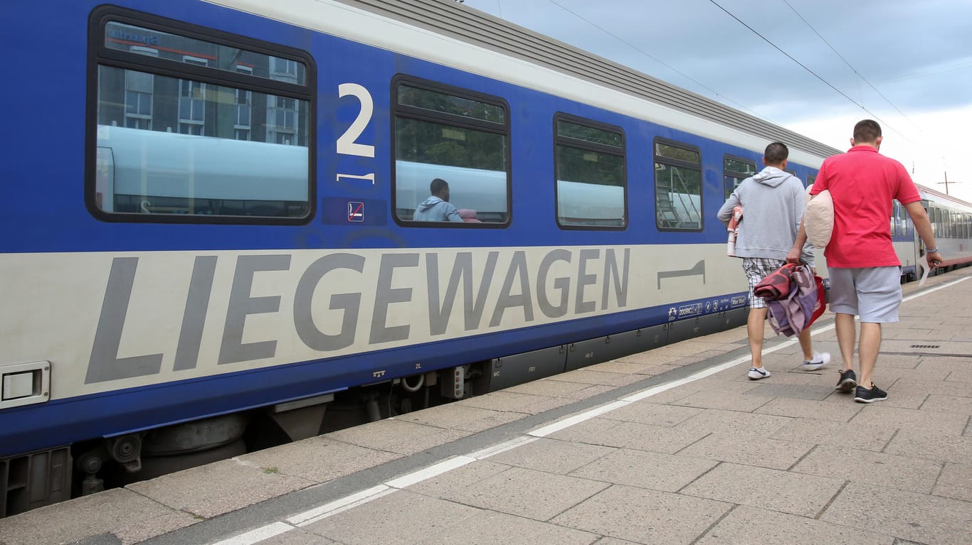 Reisende gehen zu einem Nachtzug: Die Bahn hatte das Schlaf- und Liegewagengeschäft 2016 an die Österreichischen Bundesbahnen (ÖBB) abgegeben.