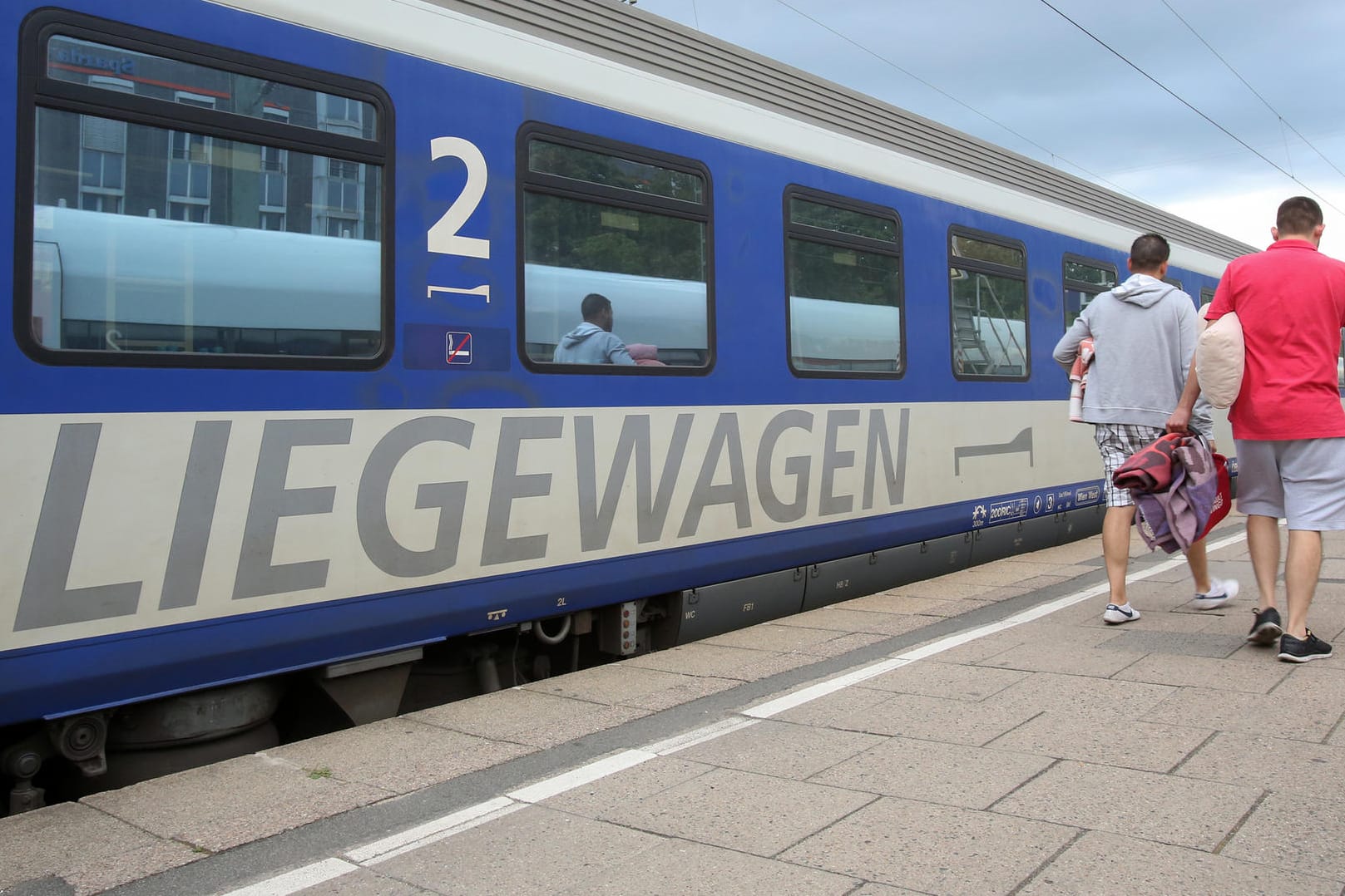 Reisende gehen zu einem Nachtzug: Die Bahn hatte das Schlaf- und Liegewagengeschäft 2016 an die Österreichischen Bundesbahnen (ÖBB) abgegeben.