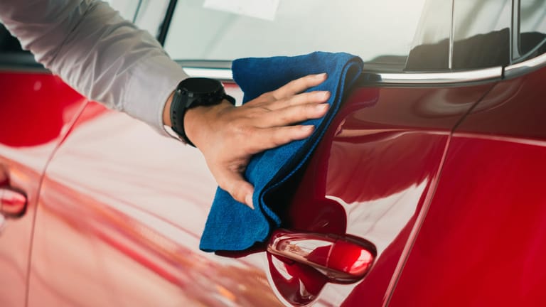 Schutz und Glanz auch nach vielen Wäschen: Dieses Versprechen kann nicht jedes Sprühwachs fürs Auto halten.