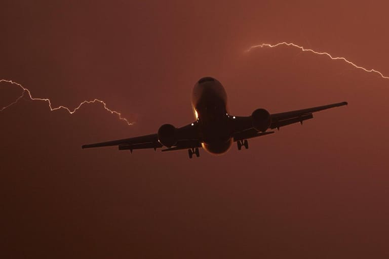 Flug durchs Gewitter: Bei einem Blitzeinschlag hören Passagiere einen lauten Knall.