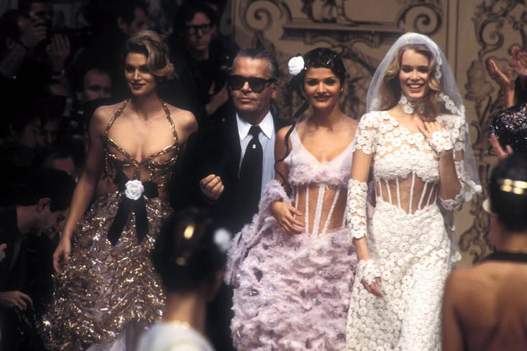 Fashionshow von Chanel: Claudia Schiffer zusammen mit Karl Lagerfeld und den Supermodels Cindy Crawford und Helena Christensen.