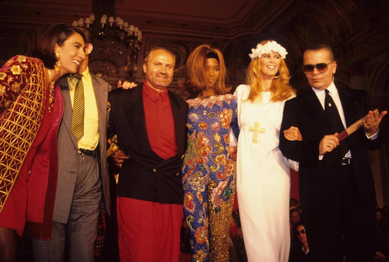 Claudia Schiffer: Das Supermodel arbeitete mit den ganz Großen wie Christian Lacroix, Gianni Versace, Naomi Campbell und Karl Lagerfeld zusammen.