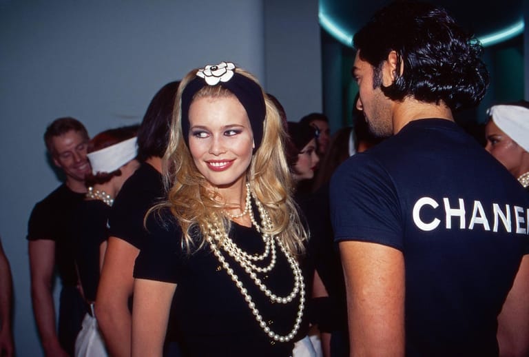 Erster Laufsteg: 1988 lief Claudia Schiffer erstmals für Chanel, wobei sie Unterstützung von Karl Lagerfeld bekam.