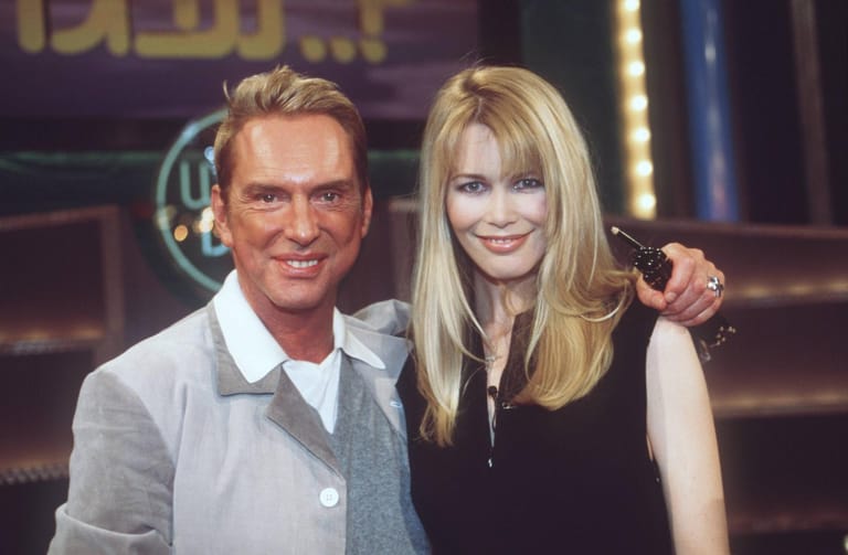 "Wetten, dass...?": 1998 war Claudia Schiffer zusammen mit Wolfgang Joop zu Gast in der Serie. Auf der Couch von Thomas Gottschalk war das Model auch in den nächsten Jahren immer gern gesehen.