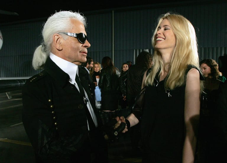Innig: Das gute Verhältnis von Claudia Schiffer und Karl Lagerfeld sieht man immer wieder. So auch hier, 2008 stehen sie lachend hinter den Kulissen der Chanel Cruise Show.