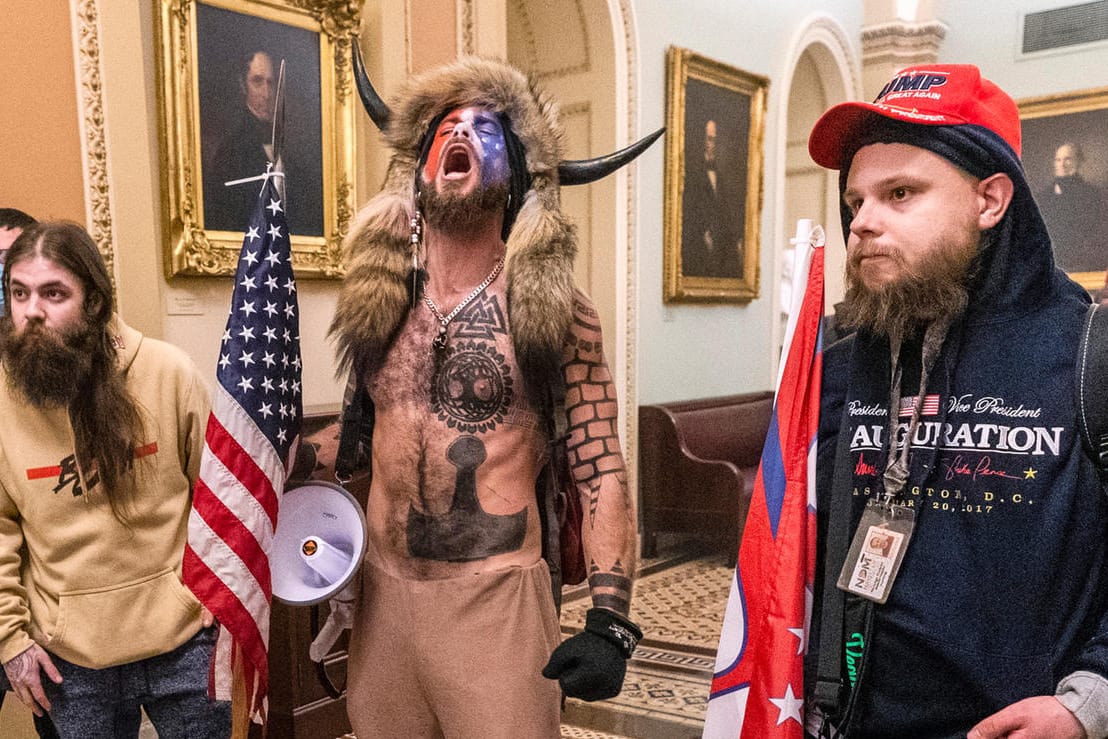 Trump-Anhänger vor dem Sitzungssaal des US-Senats: In einer beispiellosen Attacke auf das Zentrum der US-Demokratie haben wütende Anhänger des abgewählten US-Präsidenten Donald Trump das Kapitol in Washington gestürmt.