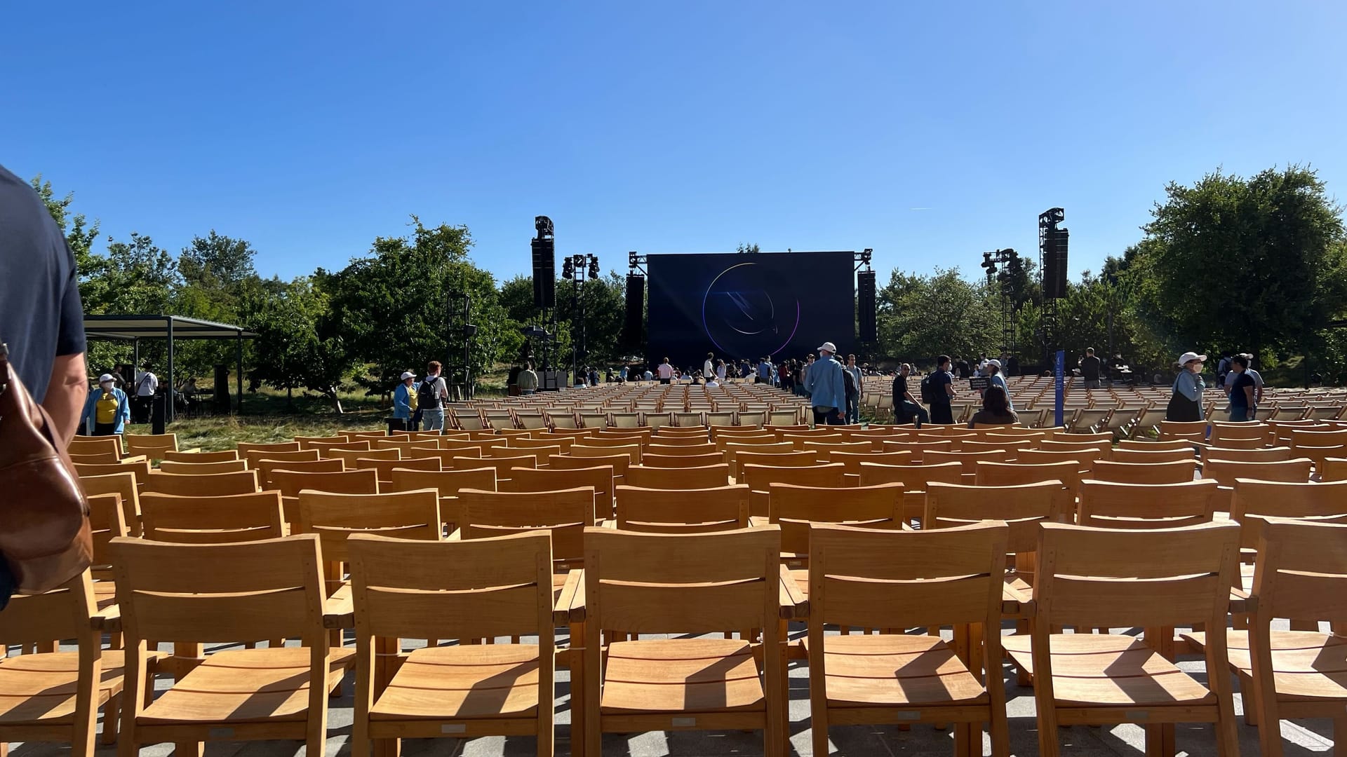 Hier blickt man aus dem Ring hinaus in den Außenpark. Rund eine Stunde vor Beginn der Keynote waren die meisten Stühle noch leer.