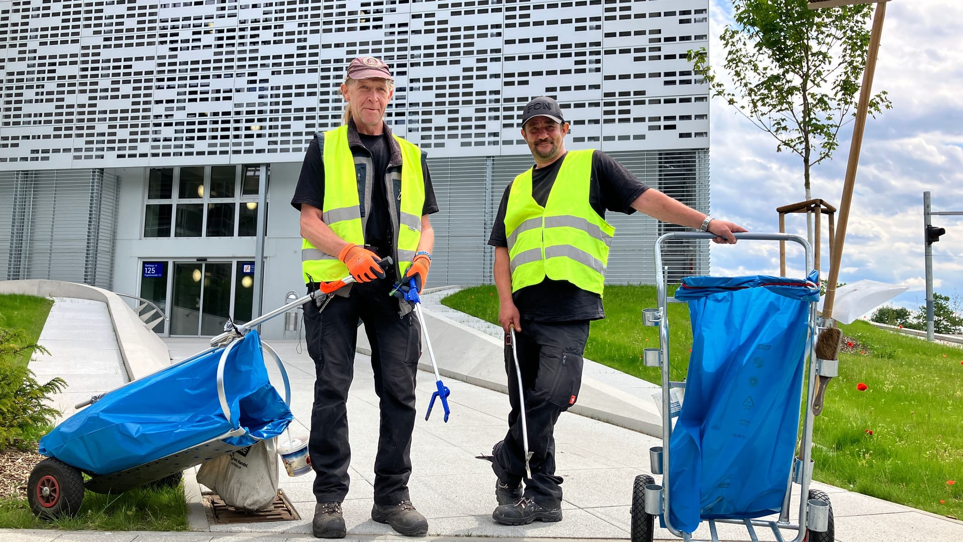 Stefan (links) und Oliver sorgen am Flughafen Nürnberg für Ordnung in den Parkhäusern. Ein besonderes Projekt der Mudra-Drogenhilfe.