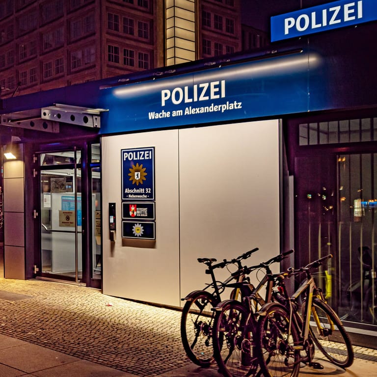 Die Polizeiwache am Alexanderplatz bei Nacht: Hier wurden am Freitagabend Durchsuchungsbeschlüsse vollstreckt.