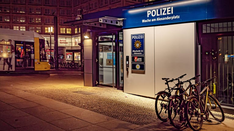 Die Polizeiwache am Alexanderplatz bei Nacht: Hier wurden am Freitagabend Durchsuchungsbeschlüsse vollstreckt.