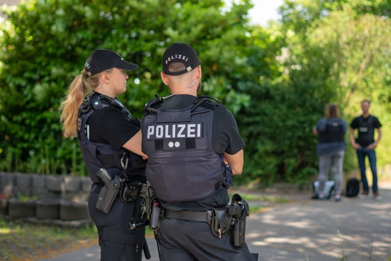 Polizisten stehen auf der Straße: Die Beamten positionierten sich vor mehreren Gebäuden in Hamburg.