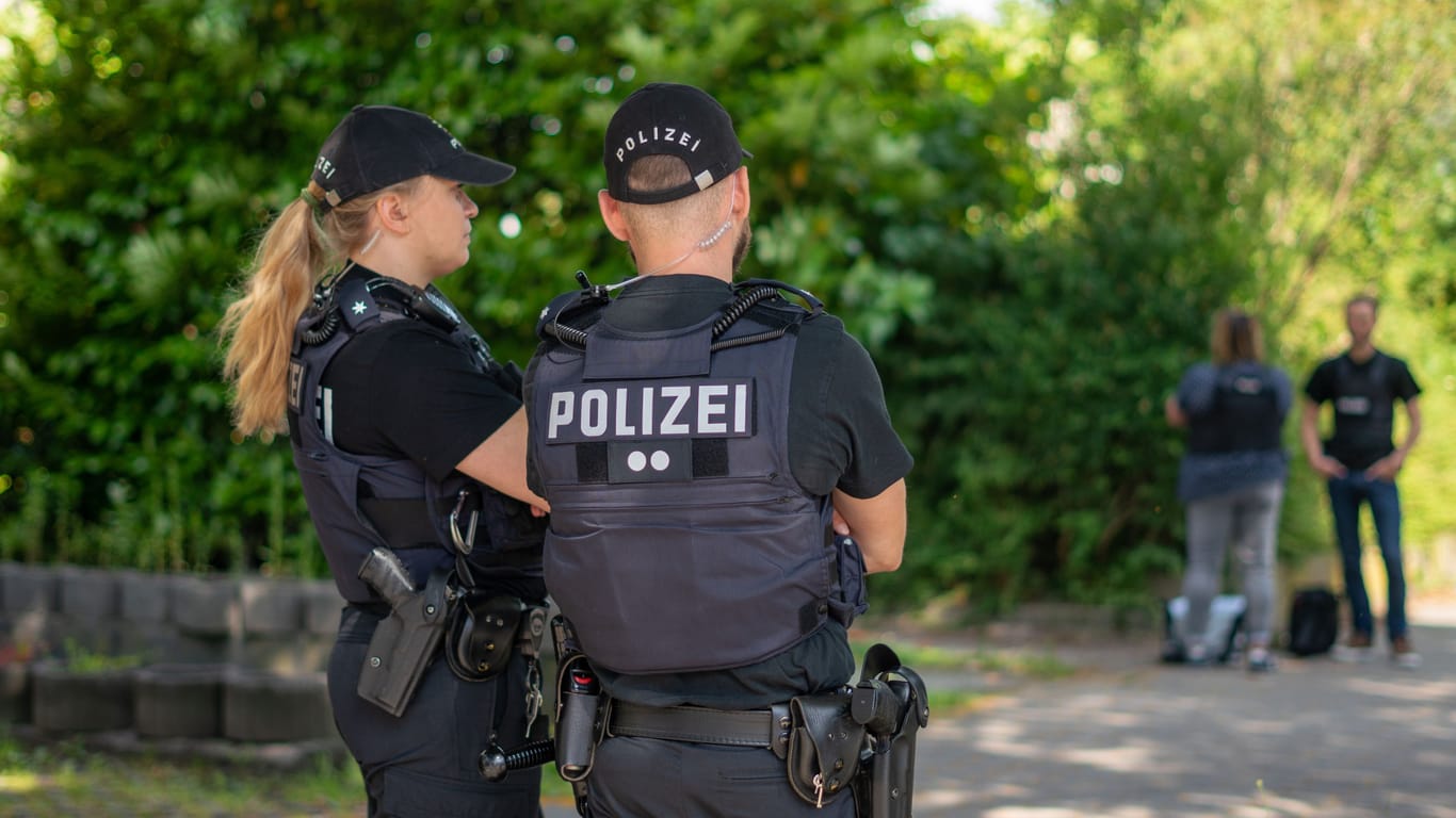Polizisten stehen auf der Straße: Die Beamten positionierten sich vor mehreren Gebäuden in Hamburg.