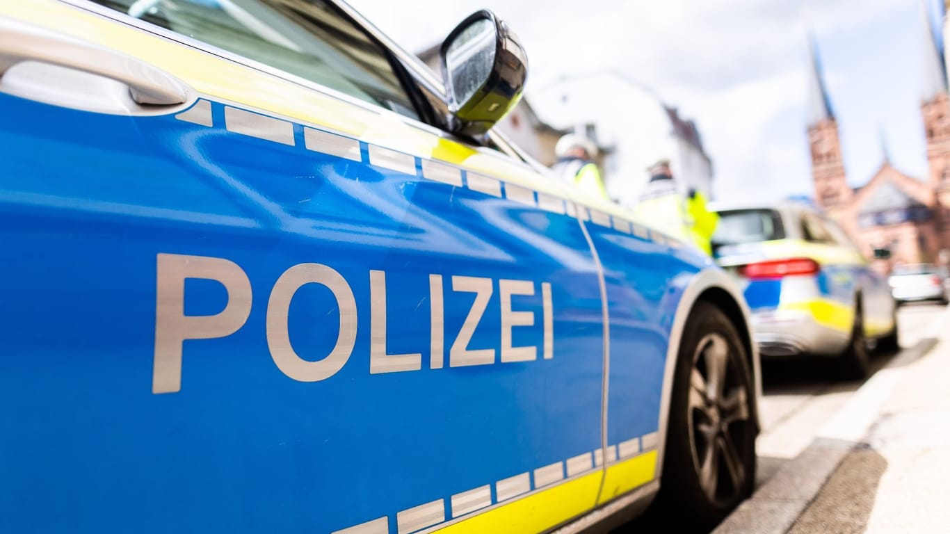 Zwei Streifenwagen der Polizei stehen am Straßenrand (Archivbild): Im Lüdenscheid ist eine Babyleiche entdeckt worden.