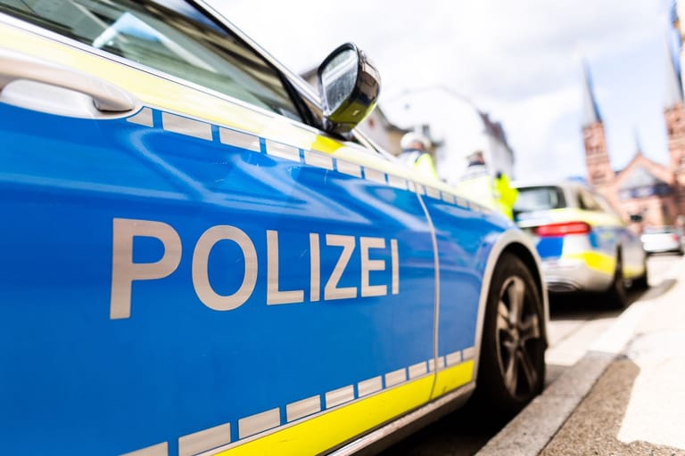 Zwei Streifenwagen der Polizei stehen am Straßenrand (Archivbild): Im Lüdenscheid ist eine Babyleiche entdeckt worden.