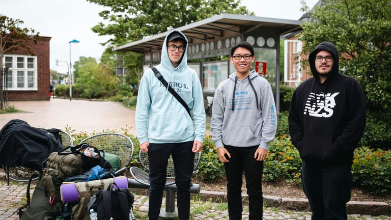 Daniel (links) und seine zwei Freunde aus Hamburg: Sie nutzen das 9-Euro-Ticket für einen spontanen Kurzurlaub auf dem Campingplatz.