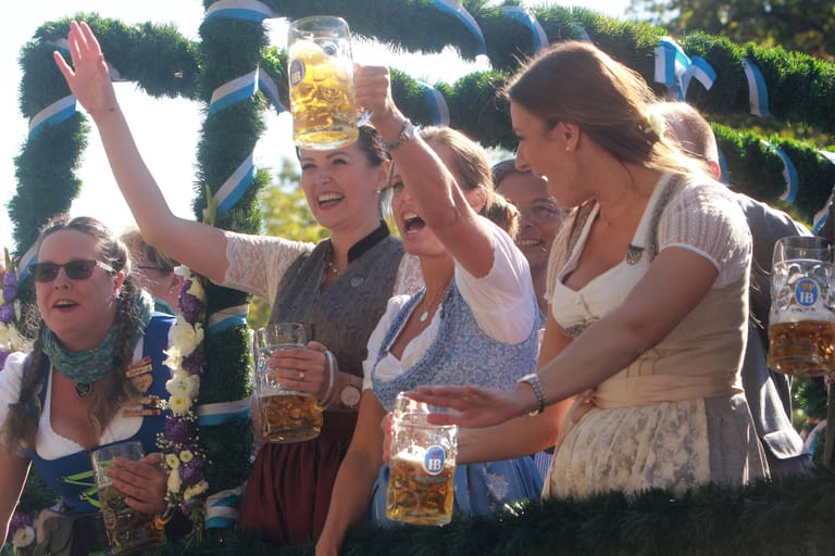 Feiernde Bedienungen beim Einzug des Festwirte 2019 (Archivbild): Wer würde sich nicht über einen Bier-Tank-Rabatt bei der Wiesn freuen?