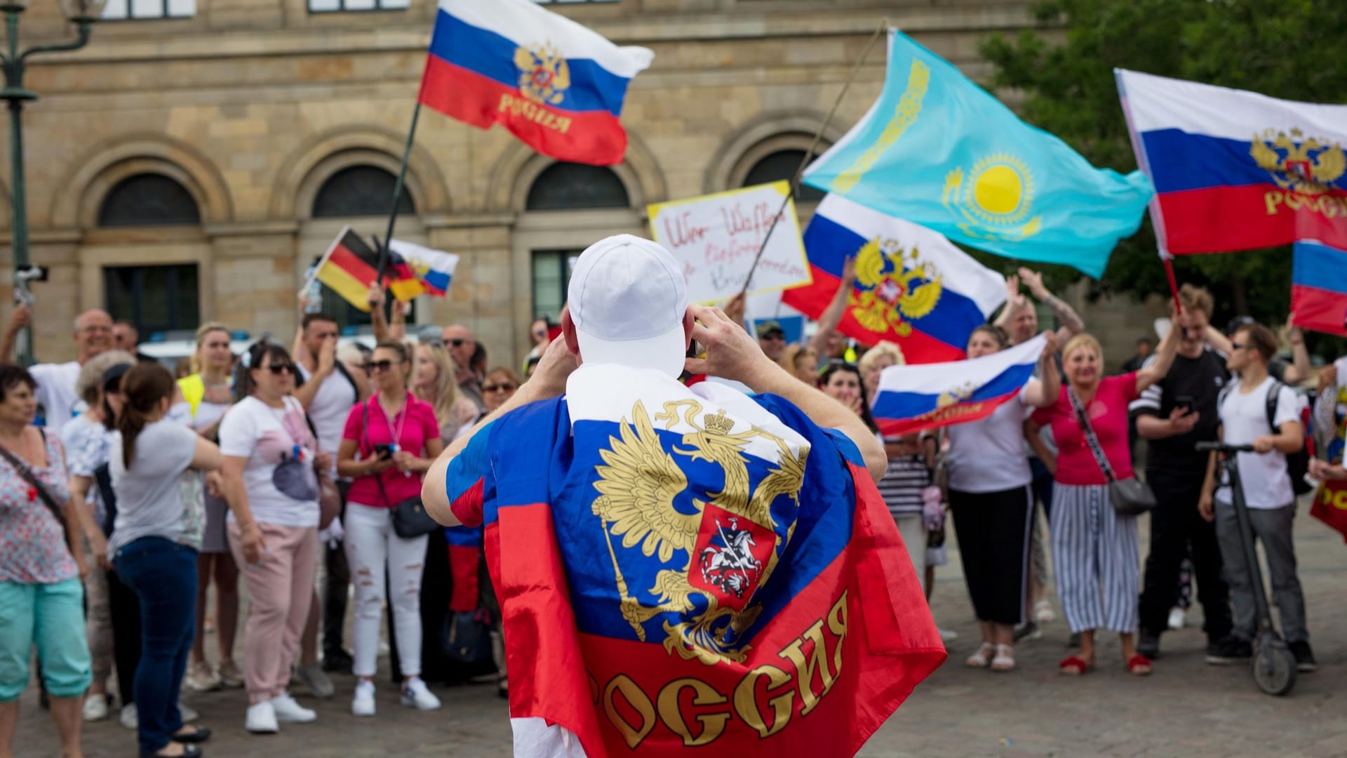 Erneut kommt es in Hannover zu einer pro-russischen Demonstration (Archivbild): Die Polizei zieht eine positive Bilanz. Erneut kommt es in Hannover zu einer pro-russischen Demonstration (Archivbild): Die Polizei zieht eine positive Bilanz.