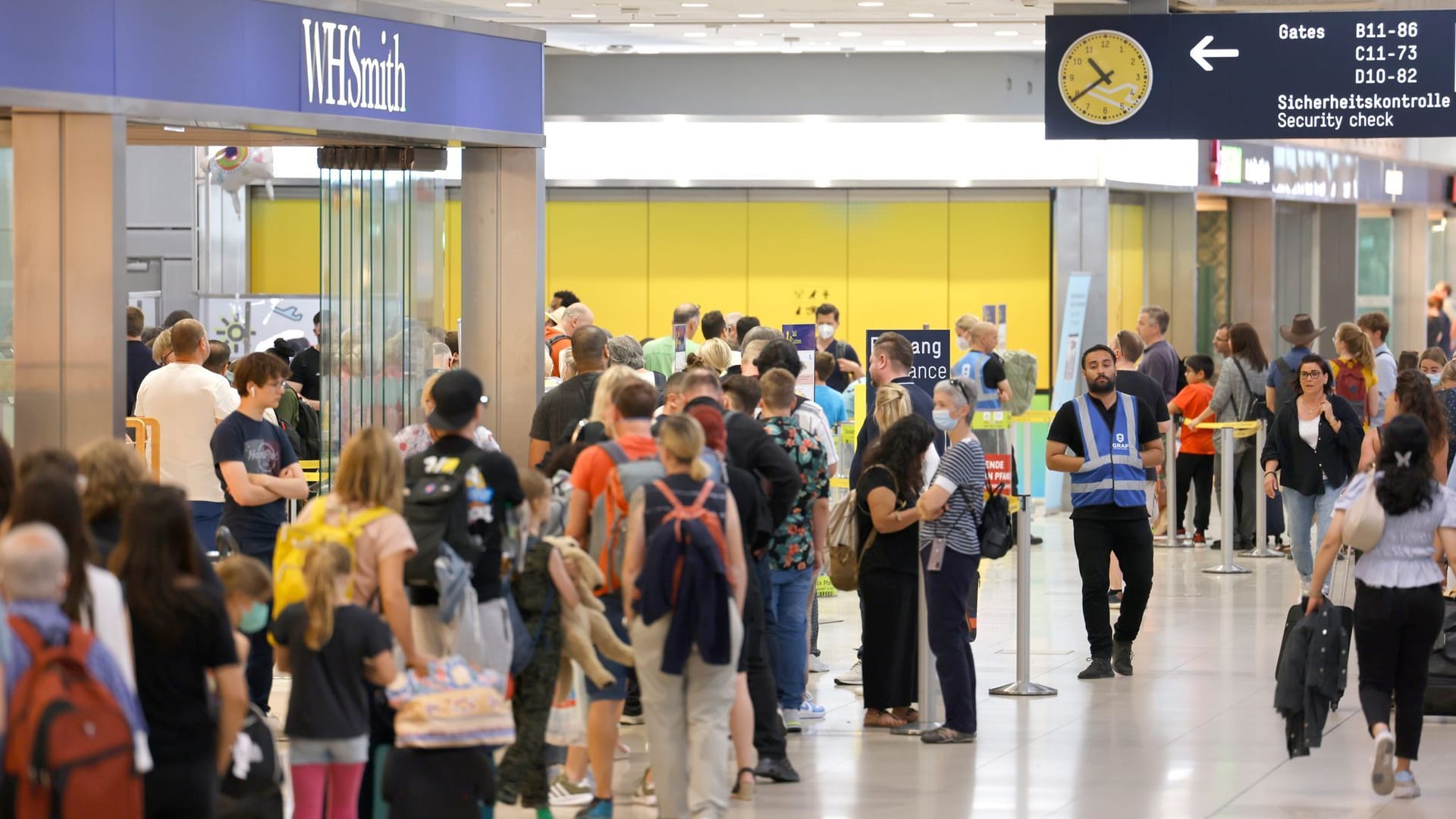 Lange Schlangen am Wochenende in Köln: Noch immer verspäten sich viele Flüge oder fallen aus.