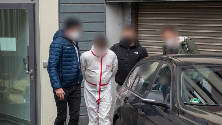 Polizisten bringen einen der Tatverdächtigen aus dem Justizgebäude in Kaiserslautern: Ein Mann soll geschossen haben, ein weiterer war mit ihm auf der Flucht.