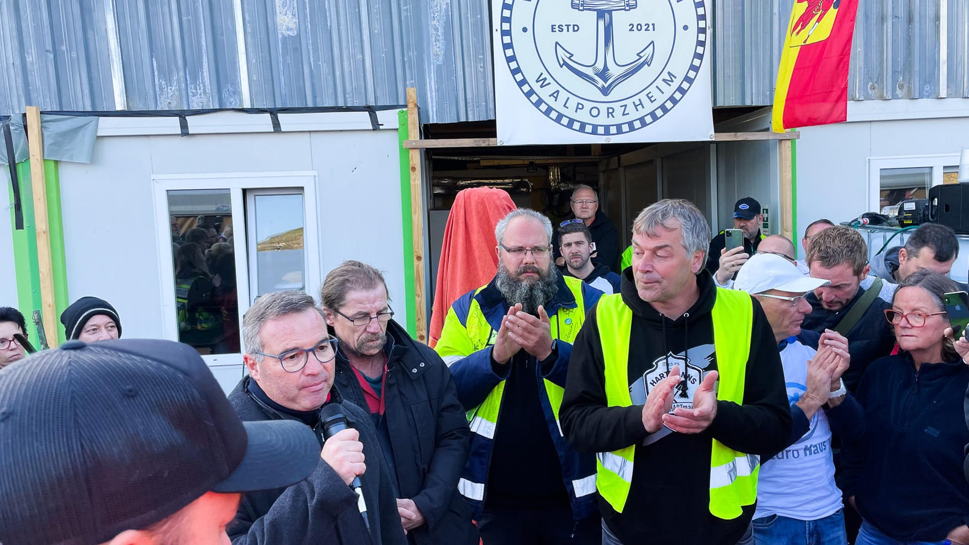 Beifall im Oktober: Der damalige kommissarische Landrat Horst Gies verkündete nach großer Aufregung im "Wilhelmshafen", dass es fürs Containerdorf weitergeht. "Sonst hätte ich mich doch nicht hergetraut."