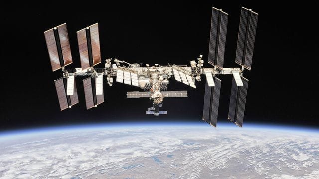 Die Internationale Raumstation ISS (Archivbild): Die ISS hat ihren Kurs wegen eines Trümmerfelds ändern müssen.