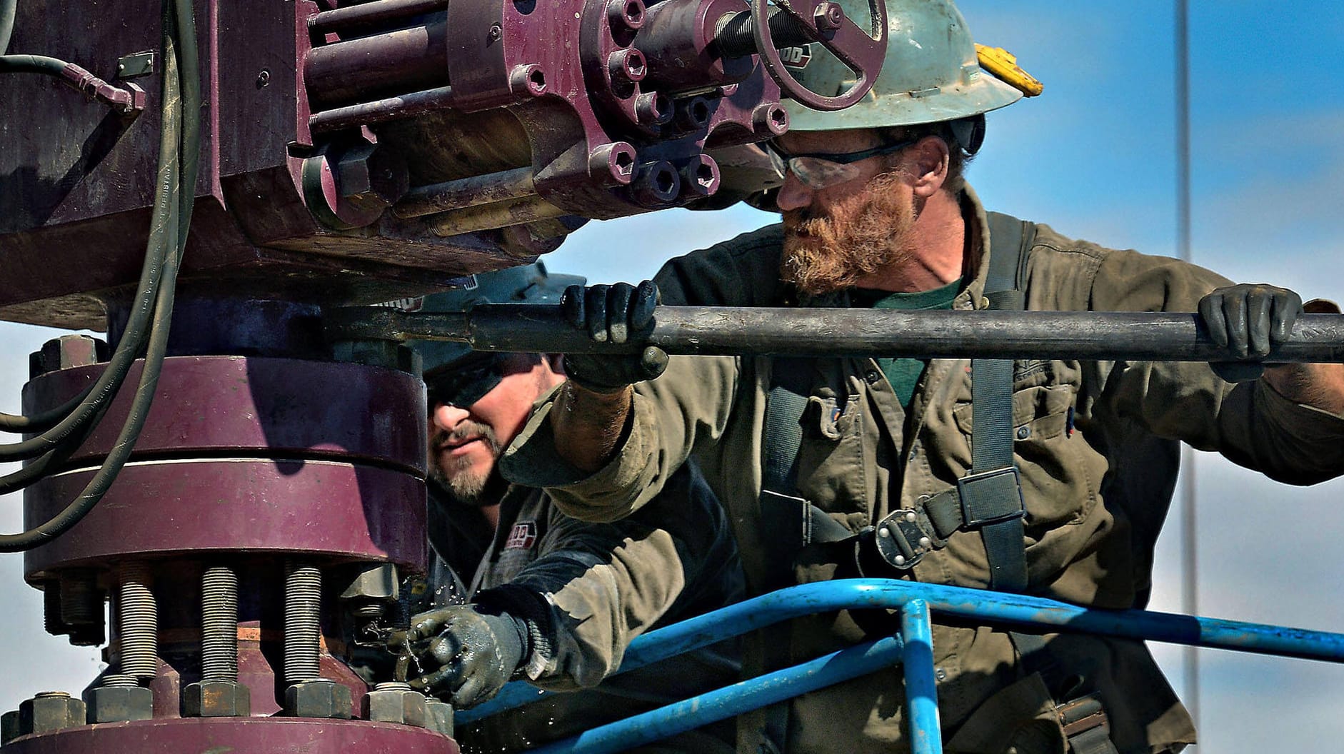 Arbeiter an einem Bohrturm für Fracking-Gas in New Mexico (Symbolbild): Bislang gibt es in Deutschland keine Terminals, die Flüssiggas aus den USA annehmen könnten, doch das soll sich im Laufe des Jahres ändern.