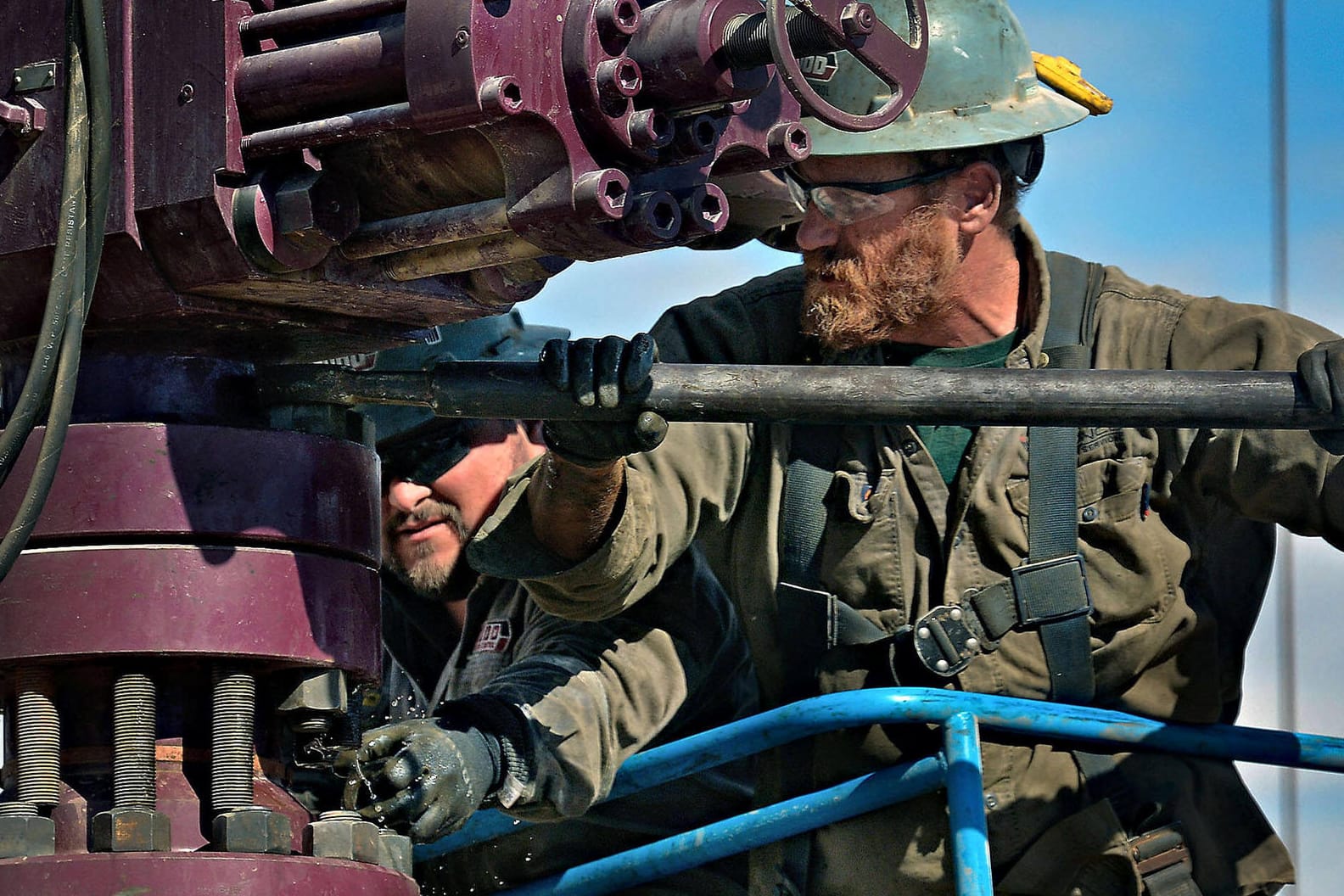 Arbeiter an einem Bohrturm für Fracking-Gas in New Mexico (Symbolbild): Bislang gibt es in Deutschland keine Terminals, die Flüssiggas aus den USA annehmen könnten, doch das soll sich im Laufe des Jahres ändern. Arbeiter an einem Bohrturm für Fracking-Gas in New Mexico (Symbolbild): Bislang gibt es in Deutschland keine Terminals, die Flüssiggas aus den USA annehmen könnten, doch das soll sich im Laufe des Jahres ändern.
