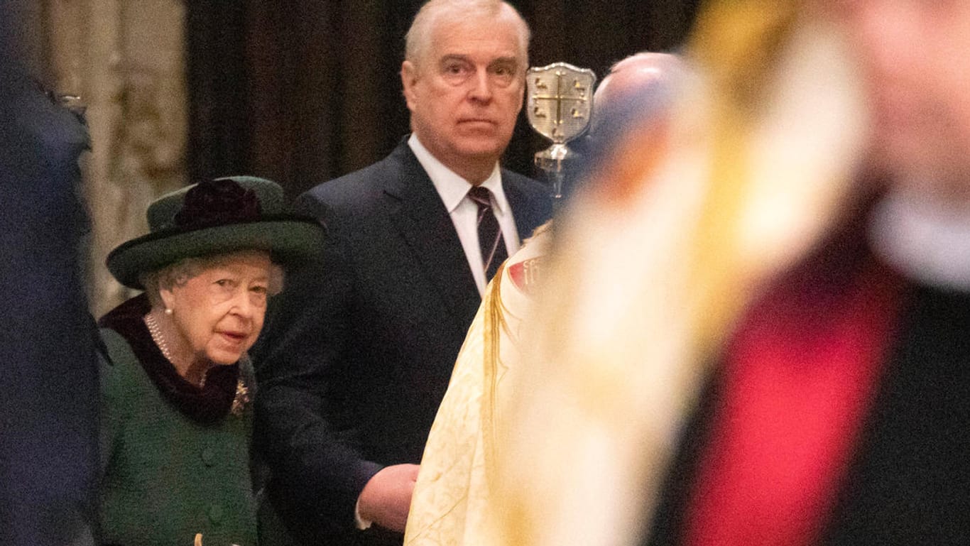 Queen Elizabeth II. kam mit Prinz Andrew zum Gedenkgottesdienst für Prinz Philip.