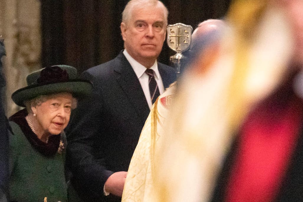 Queen Elizabeth II. kam mit Prinz Andrew zum Gedenkgottesdienst für Prinz Philip.