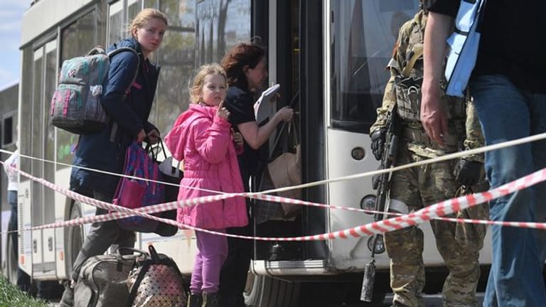 In der ukrainischen Hafenstadt Mariupol hat eine internationale Evakuierungsaktion zur Rettung von Zivilisten aus dem von russischen Truppen belagerten Stahlwerk begonnen.