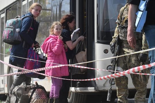 In der ukrainischen Hafenstadt Mariupol hat eine internationale Evakuierungsaktion zur Rettung von Zivilisten aus dem von russischen Truppen belagerten Stahlwerk begonnen.