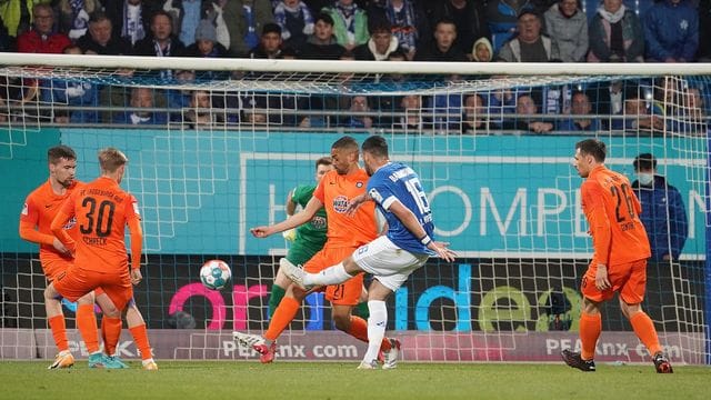 Luca Pfeiffer (M) trifft für Darmstadt gegen den FC Erzgebirge.