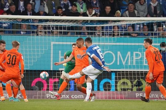 Luca Pfeiffer (M) trifft für Darmstadt gegen den FC Erzgebirge.