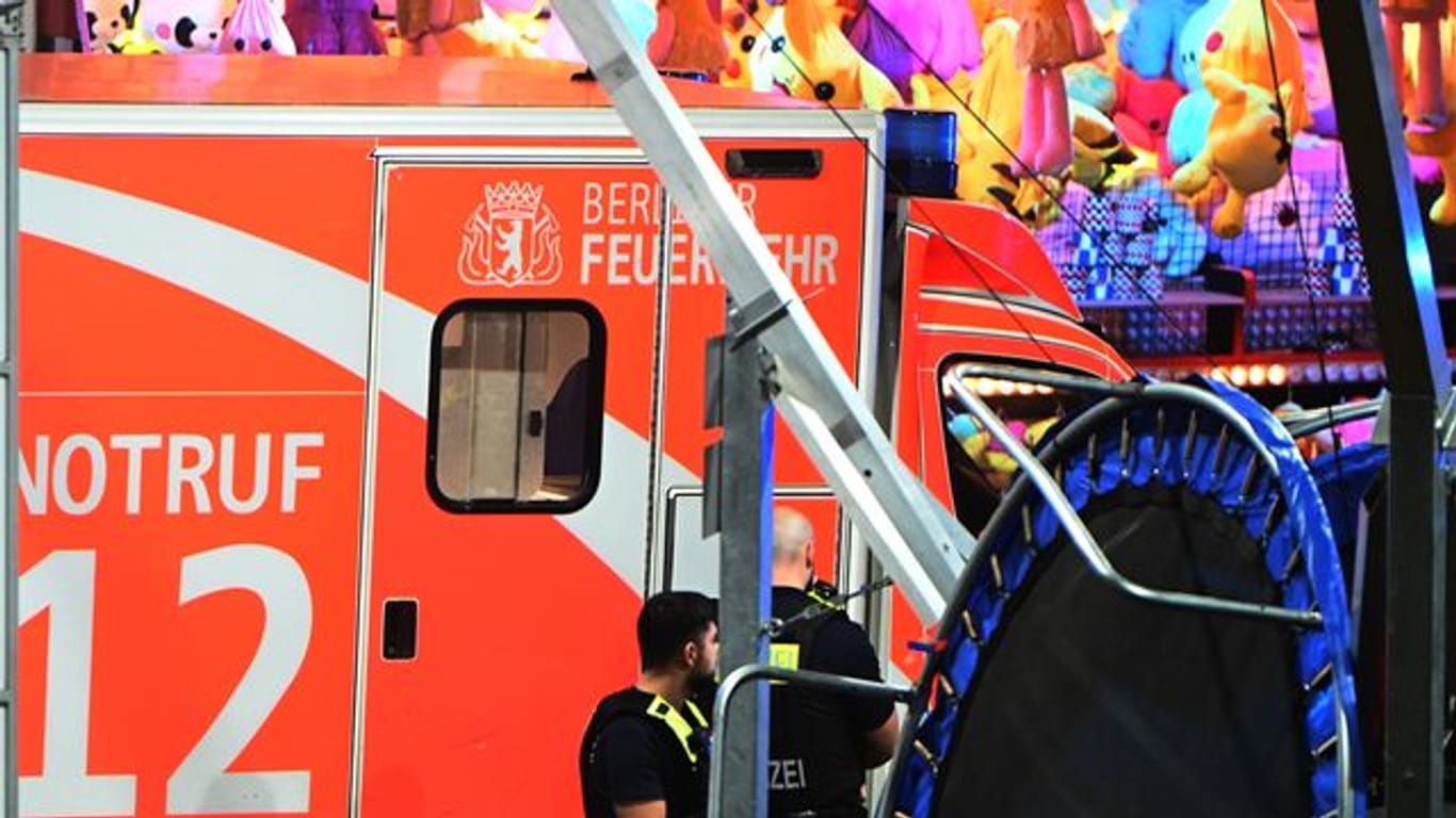 Bei einer Auseinandersetzung auf einem Berliner Rummel ist eine Person schwer verletzt worden.