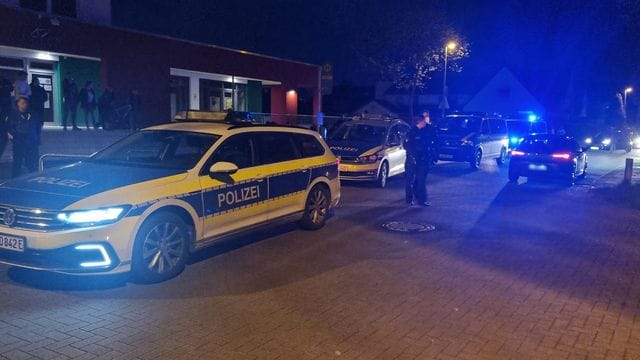 Einsatzkräfte der Polizei halten sich nach einer Schlägerei am Tatort auf. Einsatzkräfte der Polizei halten sich nach einer Schlägerei am Tatort auf.