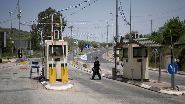 Israelisches Wachpersonal sichert den Eingang zur jüdischen Siedlung Ariel im Westjordanland. Israelisches Wachpersonal sichert den Eingang zur jüdischen Siedlung Ariel im Westjordanland.