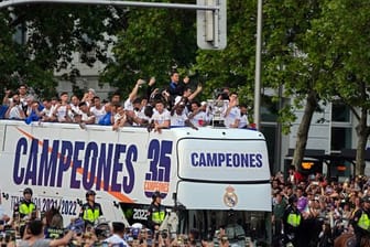 Nach dem Gewinn der spanischen Meisterschaft ging es für das Team von Real Madrid per Bus zur großen Party.