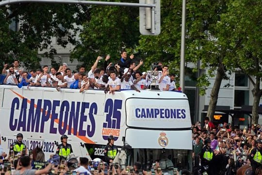 Nach dem Gewinn der spanischen Meisterschaft ging es für das Team von Real Madrid per Bus zur großen Party.