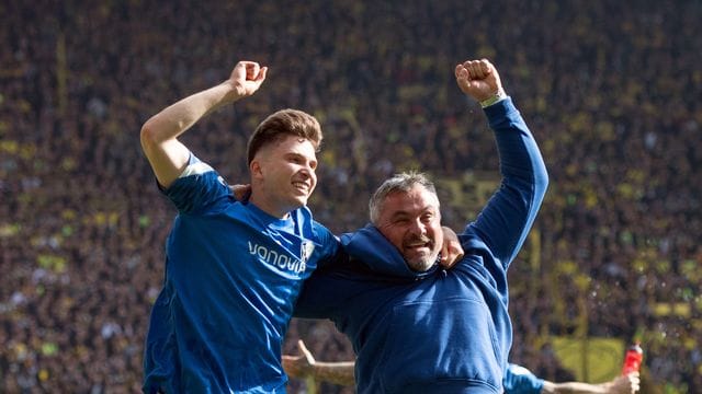Bochums Trainer Thomas Reis (r) und Elvis Rexhbecaj feiern ausgelassen den Klassenverbleib des VfL. Bochums Trainer Thomas Reis (r) und Elvis Rexhbecaj feiern ausgelassen den Klassenverbleib des VfL.