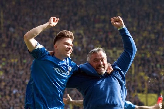 Bochums Trainer Thomas Reis (r) und Elvis Rexhbecaj feiern ausgelassen den Klassenverbleib des VfL.
