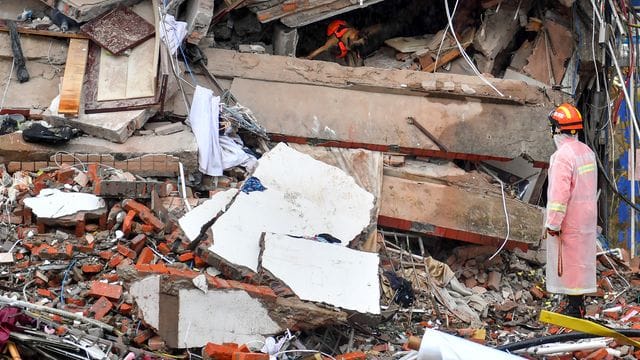 Rettungskräfte suchen an der Einsturzstelle eines Wohnhauses in Changsha in der zentralchinesischen Provinz nach Überlebenden. Rettungskräfte suchen an der Einsturzstelle eines Wohnhauses in Changsha in der zentralchinesischen Provinz nach Überlebenden.