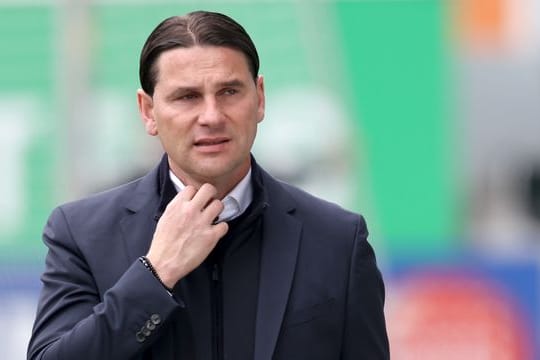 Leverkusens Trainer Gerardo Seoane trifft am Montag mir seinem Team auf Eintracht Frankfurt.