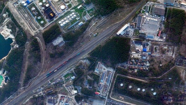 Das Satellitenbild zeigt Schäden durch Explosionen und Brände in zwei Öldepots in Brjansk. Das Satellitenbild zeigt Schäden durch Explosionen und Brände in zwei Öldepots in Brjansk.
