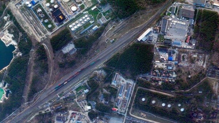 Das Satellitenbild zeigt Schäden durch Explosionen und Brände in zwei Öldepots in Brjansk.