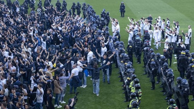 Die Mannschaft des FC Zürich (r) feiert mit ihren Fans.