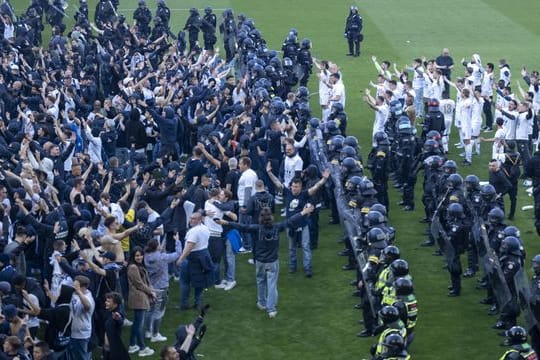 Die Mannschaft des FC Zürich (r) feiert mit ihren Fans.