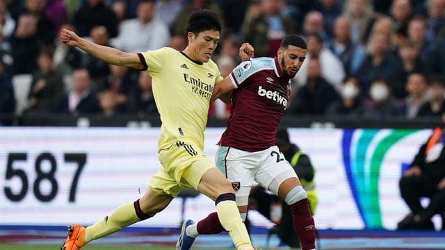 Arsenals Takehiro Tomiyasu (l) im Laufduell mit West Hams Said Benrahma. Arsenals Takehiro Tomiyasu (l) im Laufduell mit West Hams Said Benrahma.
