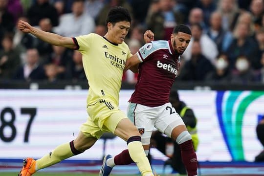 Arsenals Takehiro Tomiyasu (l) im Laufduell mit West Hams Said Benrahma.